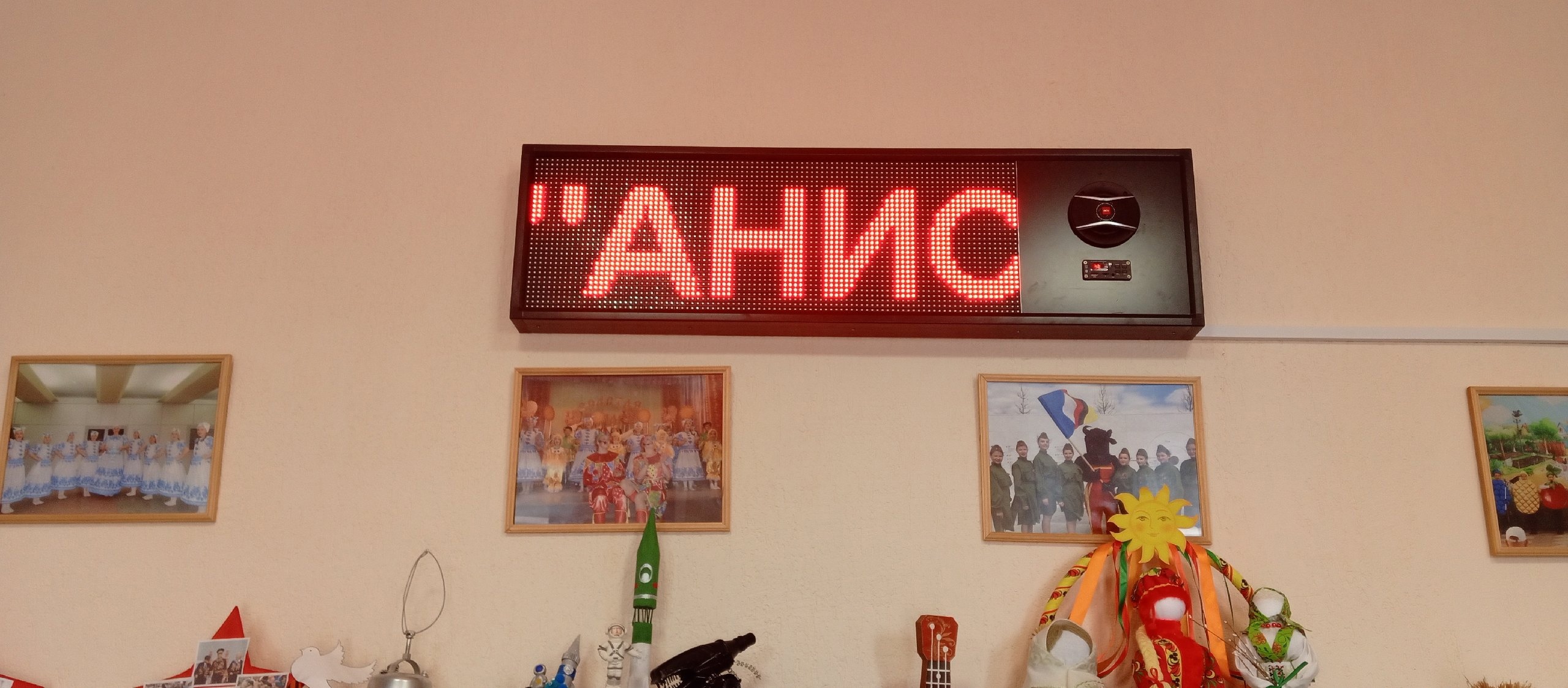 yUqhxEEEs90.jpg